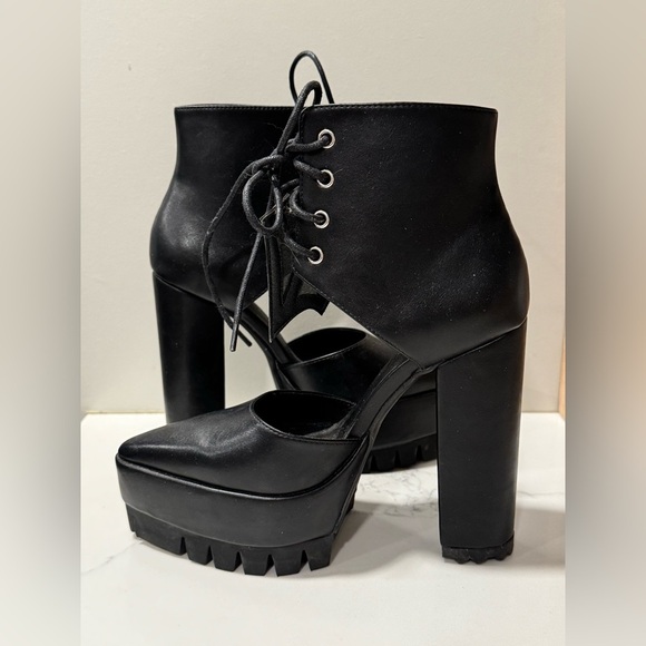 Widow Goth Bat Wing Platform Heels - Picture 4 of 9
